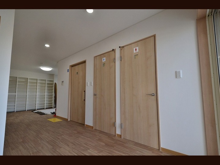 左から車椅子用トイレ・男性トイレ・女性トイレ