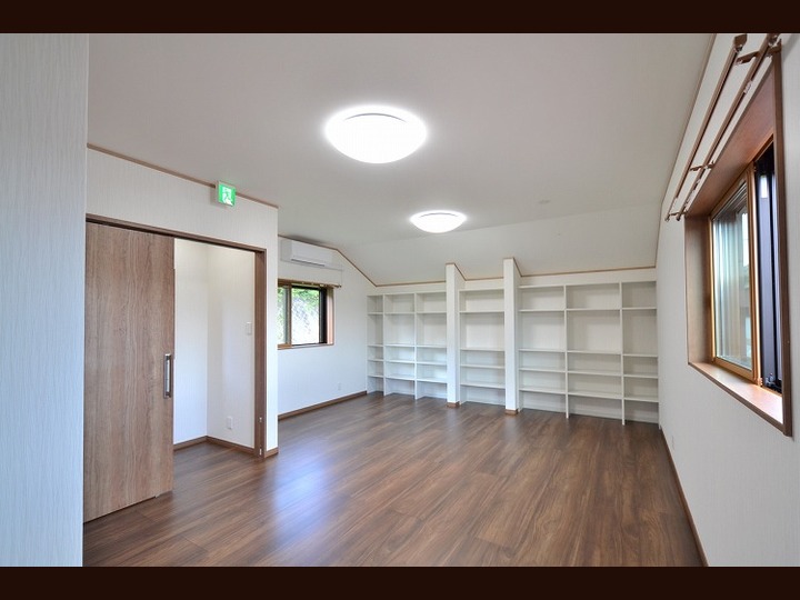 　　　　　　　　　　　２階 　小集会所　　　　　　　　　　　　　　　　　　　　　　　　　　　壁面収納棚で資料や収納ボックスを置くのに大活躍♪