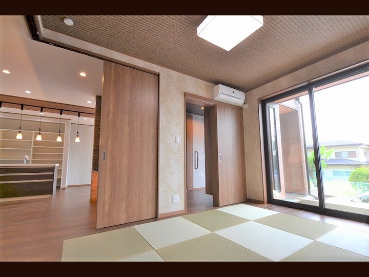 ２枚引戸＆１枚引戸で直角に間仕切りできる和室です♪
