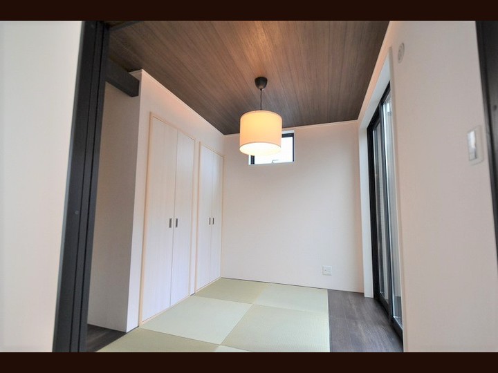 和室４.２５帖 ダイニングスペースからの続き間として配置。プライベートコートに面しているので光と風を採り込める和室となっております。
