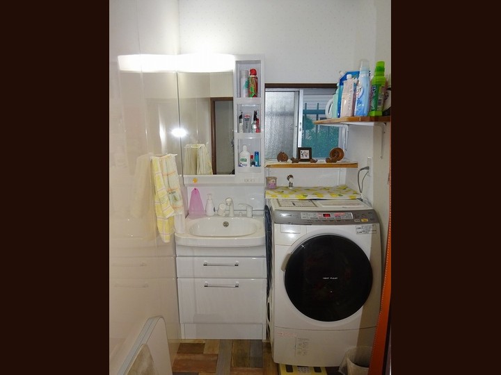 ａｆｔｅｒ　洗面化粧台　タカラスタンダート＆壁２面キッチンパネル仕上げへ&壁紙貼替＆クションフロアー貼替　