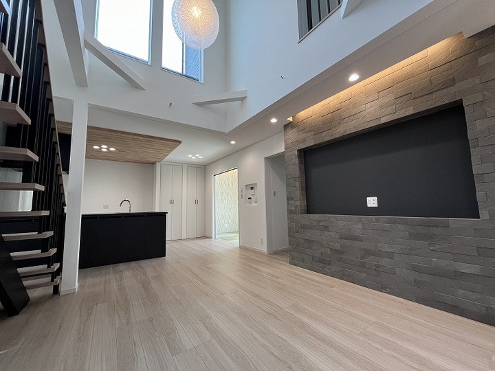 ご家族が多くの時間集うリビング＆ダイニングは圧迫感の無い高く広い開放感満点の吹抜け空間となっています♪ 壁一面をエコカラットと間接照明でデザインされた壁掛けTVウォールは重厚感のある造作仕様となっています♪