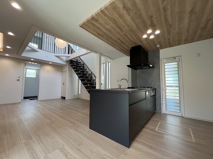 システムキッチンスペースの上部は木目調折下げ天井とダウンライトでスッキリとセンス良くコーデされています♪