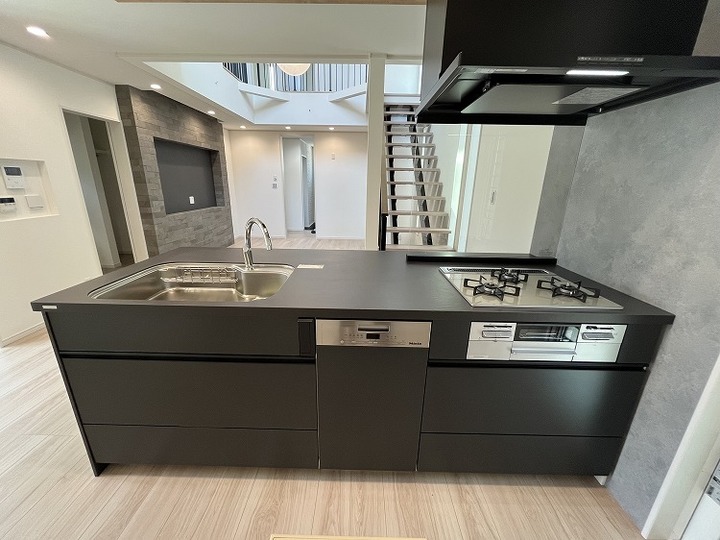 クリナップ製の最新システムキッチンSTEDIAセラミックワークトップキッチンです♪