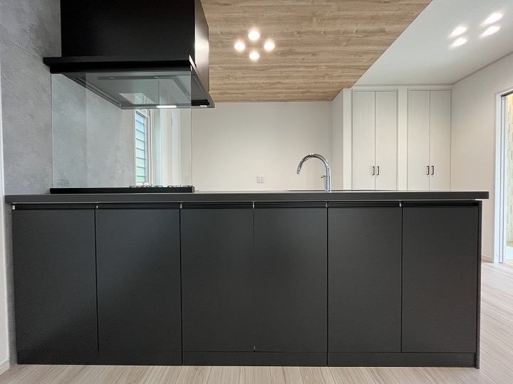 STEDIAフラット対面キッチン 背面収納スペース付きとなっています♪