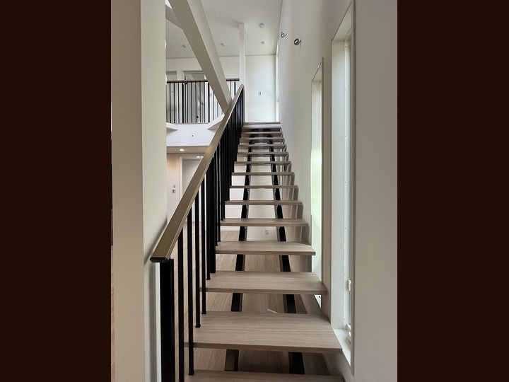 リビング階段はアルミオープン手摺のスケルトン階段でリビングインテリアとマッチした色調でカラーコーデされています♪