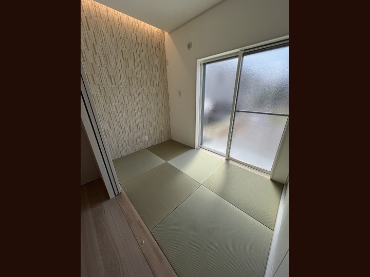 リビングと続き間和室にはエコカラットと上部間接照明でワンポイントアクセントされています♪