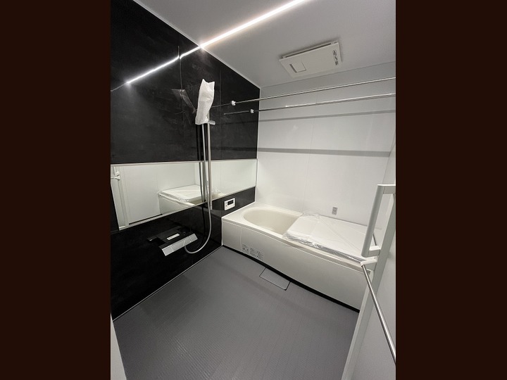 パナソニック製システムバス オフローラ1621BLは洗い場が広々としていてカウンターや棚をなくしたお掃除のしやすい仕様をご選択されています♪