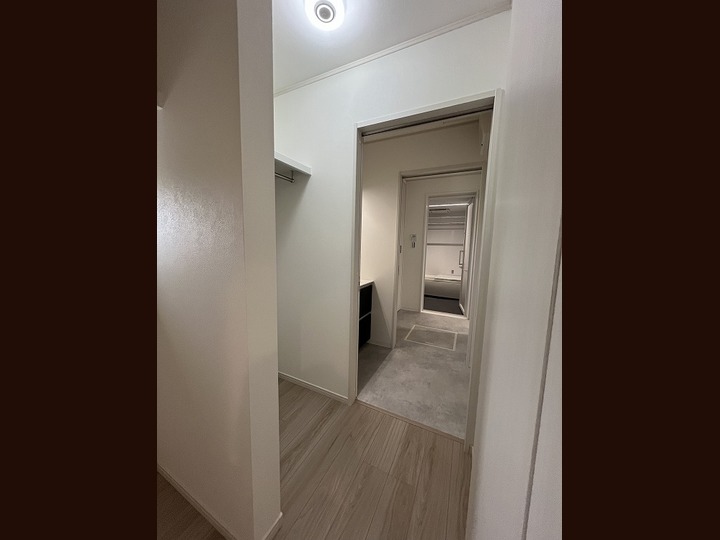 玄関ホールから直接→洗濯脱衣室→洗面室→ウォークインクローゼット→リビングの動線と、玄関ホール→リビング→ウォークインクローゼット→洗面室→洗濯脱衣室の2WAY動線となっています♪