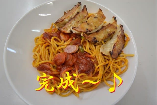 セブンイレブン　冷凍食品　焼き餃子　ナポリタン